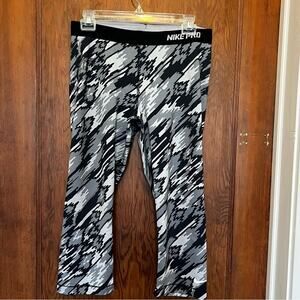 EUC Women's Nike Pro Leggings Capri US ARMY‎ Black White Large